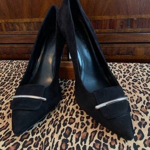 Banana Republic black suede heel w silver bar sz 9